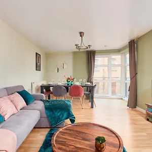 The Sleek Gem With Balcony - Sleeps 6 Apartment Nottingham